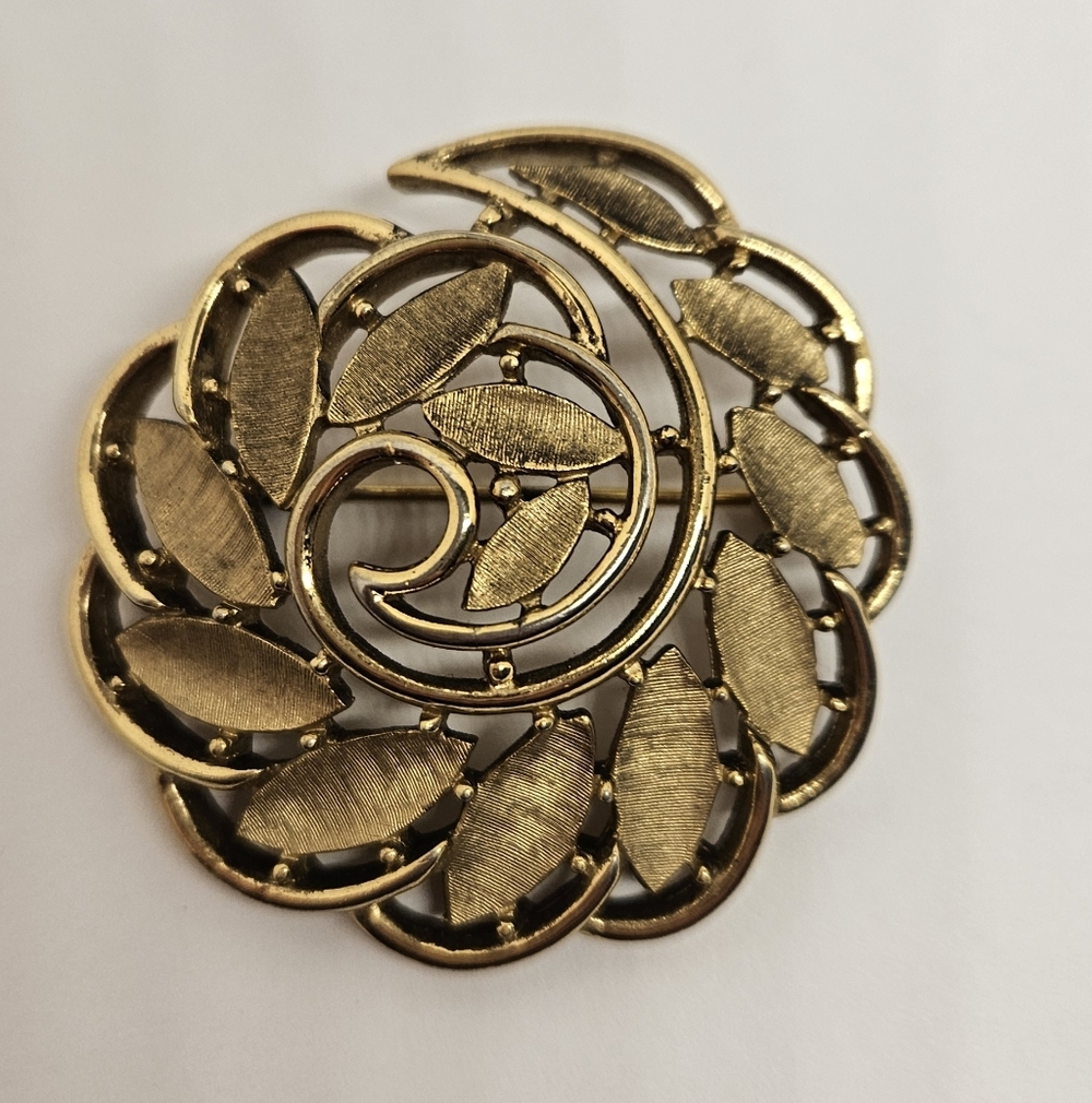 Crown Trifari Leaf Swirl Brooch Pin Gold Tone Signed Abstract
